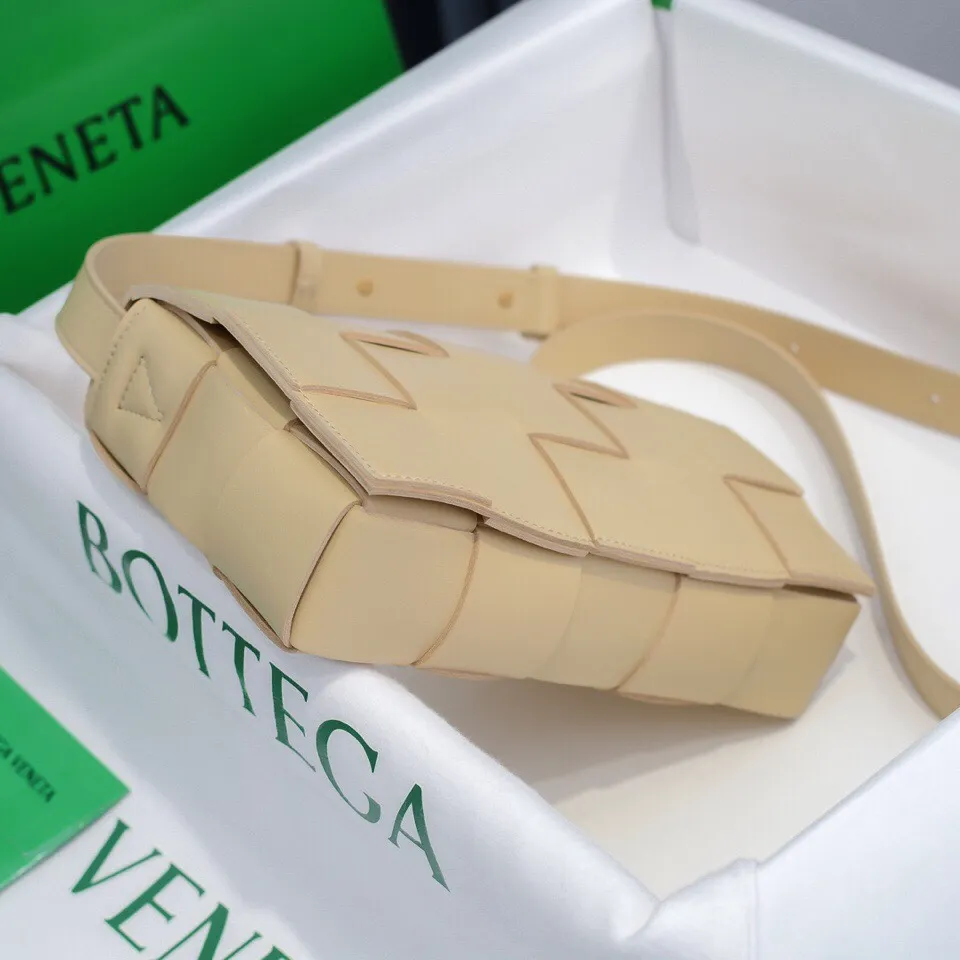 Batch 1420 Real shots 👇BV Cassette’s trendy design is earth-shakingly beautiful. The handsome style with flamboyant personality has completely changed the dull style of the past. Beauty is a topic that women can never refuse. Walking on the streets of Milan, you can see her figure everywhere. It is called tofu bag, original sheepskin: the key point is that it can be controlled by both men and women, and has become a big celebrity in the fashion circle. Size 23*15*5 [6687#] Oats